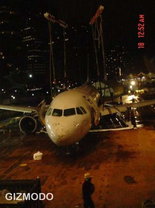 Illustration for article titled Photos of Plane Being Lifted From the Hudson Are Staggering